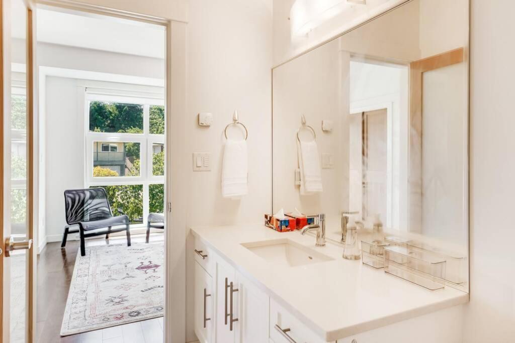 Cedar Hill Sunlit Stay - Bright Spacious & Modern Victoria Exterior photo