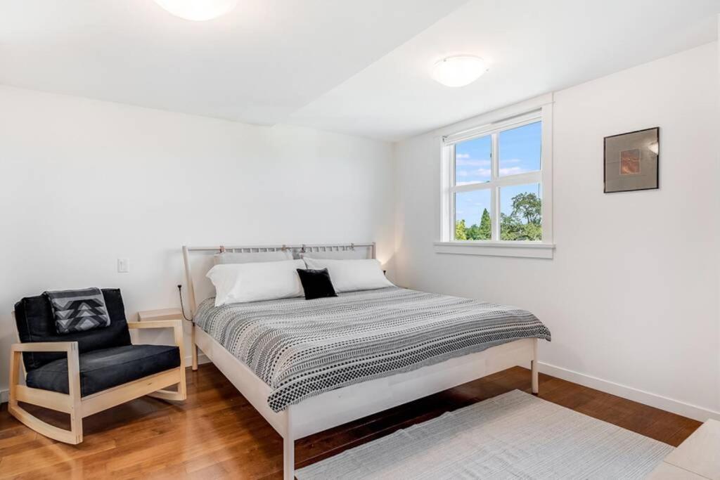 Cedar Hill Sunlit Stay - Bright Spacious & Modern Victoria Exterior photo