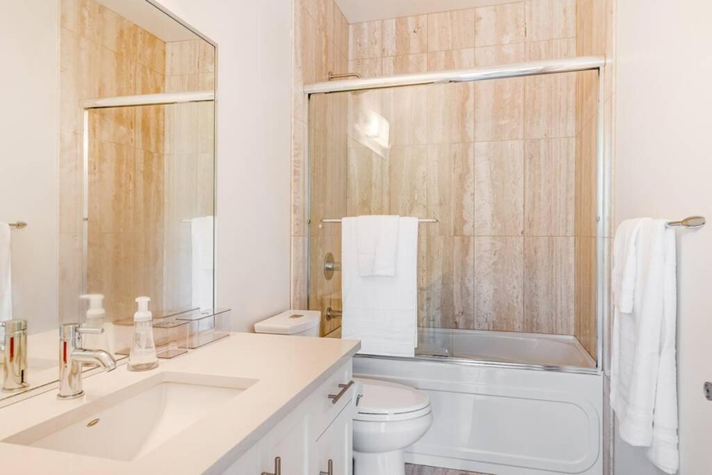 Cedar Hill Sunlit Stay - Bright Spacious & Modern Victoria Exterior photo